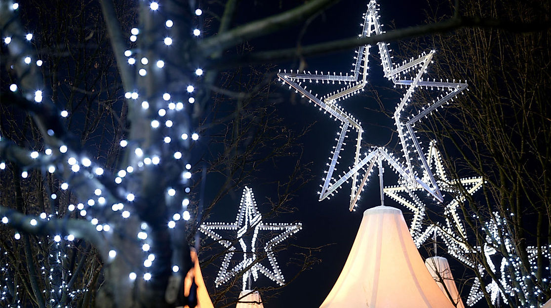 euchtende Sterne und Lichterbäume schmücken den Weihnachtsmarkt Weißer Zauber an der Alster.