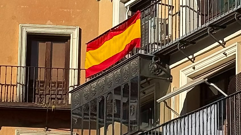 Spanische Flaggen an Balkonen in Spanien