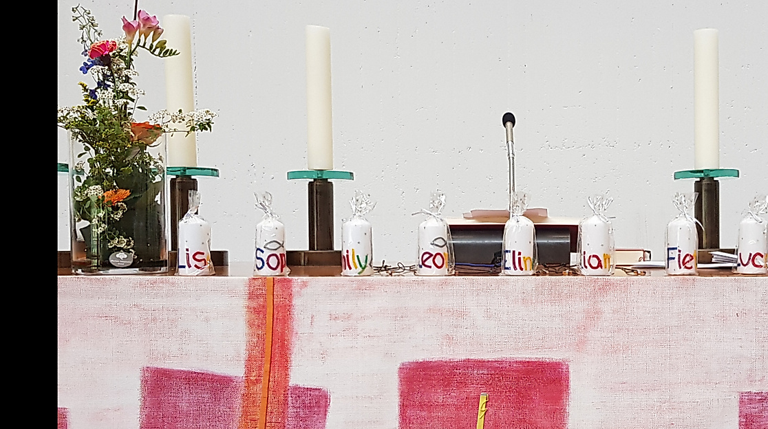 Altar mit Konfirmationskerzen