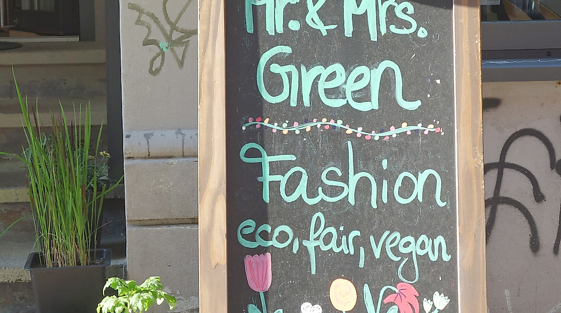 aufgestelltes-schild-vor-dem-geschaefts_c-mr-mrs-green