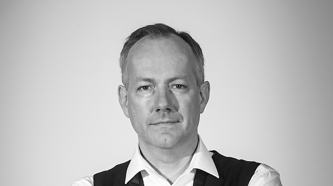 Porträt eines Mannes in Schwarz-Weiß