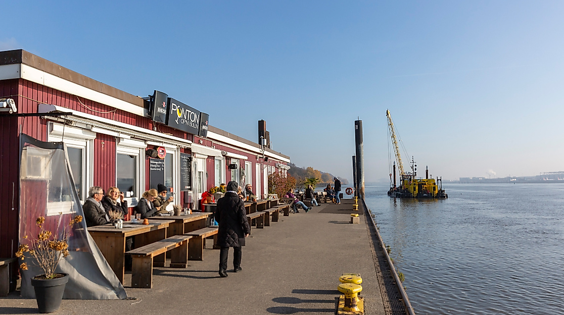 Ponton ‘Op’n Bulln’ in Hamburg Blankenese mit Caféterrasse direkt an der Elbe und Blick auf den Schiffsverkehr