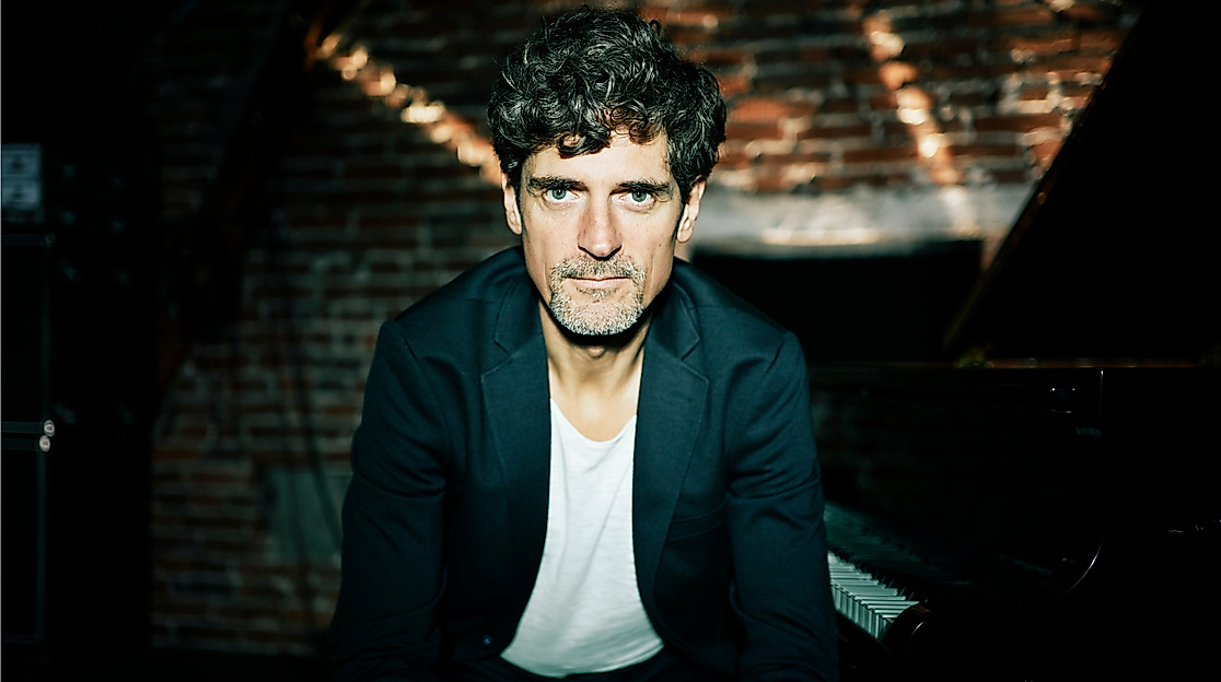 Porträt eines Mannes am Klavier