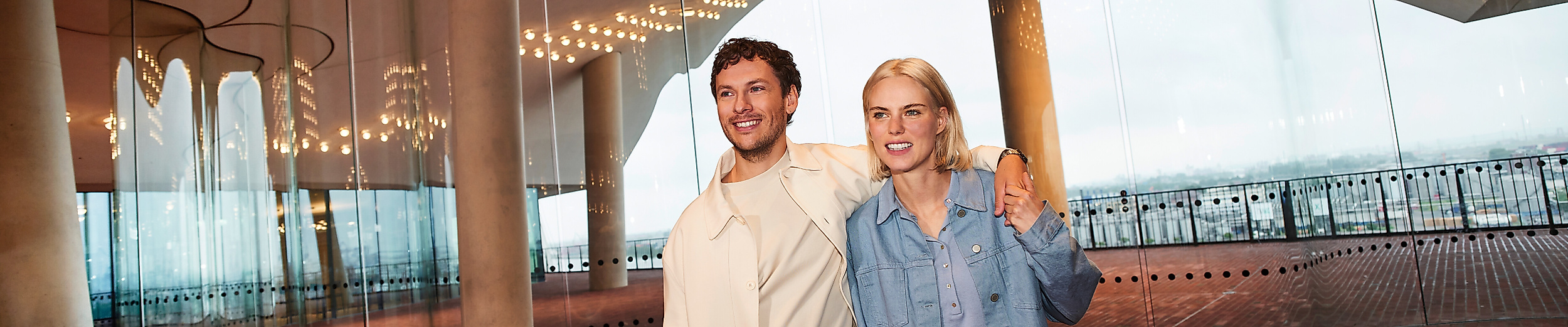 Ein Pärchen auf der Aussichtsplattform der Elbphilharmonie.