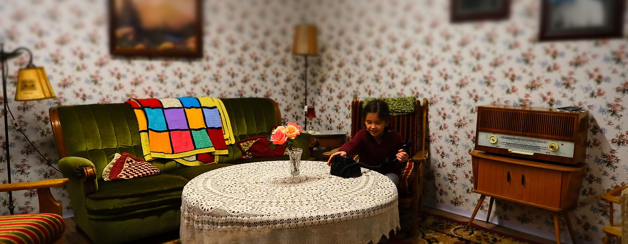 Retro-Wohnzimmer mit Kind