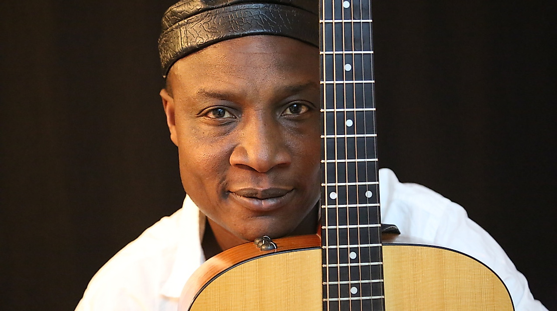 Adjiri Odametey_Gitarre_Porträt(c) Africmelo