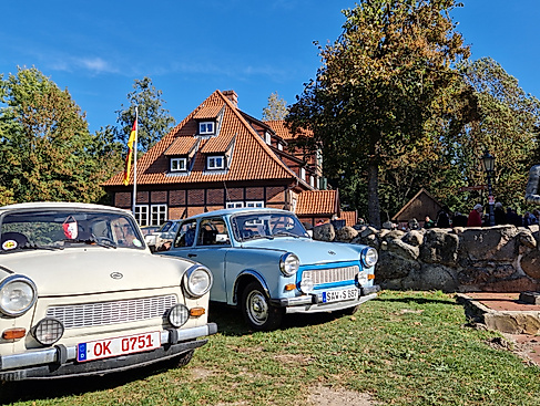 Oldtimertreffen auf Burg Bodenteich - Historische Fahrzeuge aus Ost und West