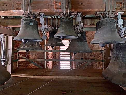 "Glocken-Spiel": Johannes Unger spielt pfingstliche Melodien auf dem Glockenspiel im Süderturm
