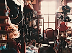 Lichtdurchfluteter Vintage-Laden in Hamburg mit Schmuck, Hüten und liebevoll arrangierten Einzelstücken