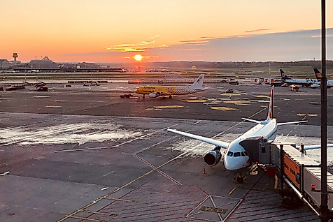Rollfeld bei Sonnenuntergang Flughafen Hamburg