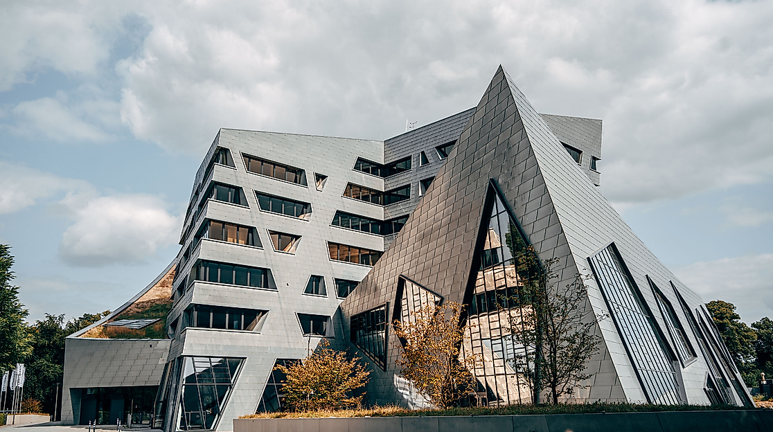 Herbstliches Leuphana Zentralgebaeude