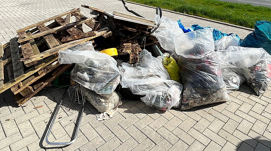 010-02 Müll sammeln