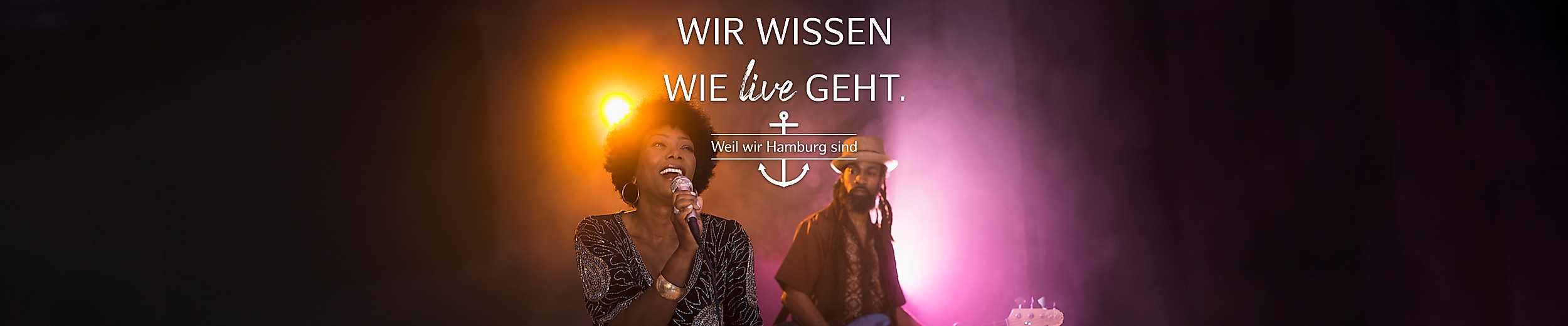 Eine Sängerin und ein Gitarrist bei einem Livekonzert in einem Hamburger Club