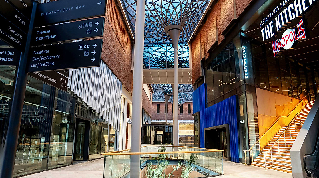 Innenbereich des Westfield Überseequartiers mit moderner Architektur, Geschäften und Glasdach in Hamburg