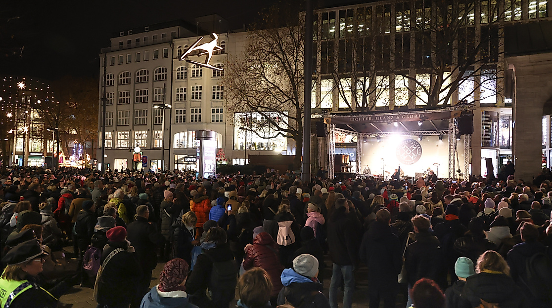 Lichter Glanz udn Gloria Bühne auf der Mönckebergstraße_über 4000 Besucher beim Konzert
