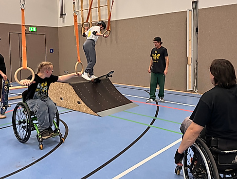 skaten mit Rolli und Board