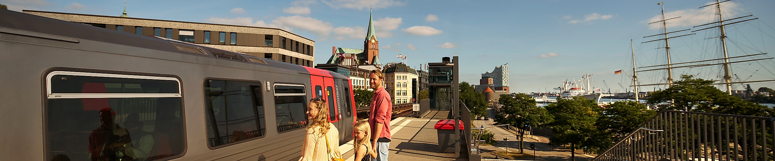 Familie nutzt die U-Bahn im Hamburger Nahverkehr 