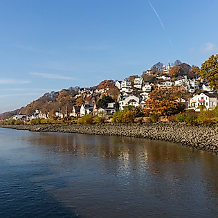 Herbstlicher Blick auf das Elbufer und das Treppenviertel in Hamburg-Blankenese mit Leuchtturm