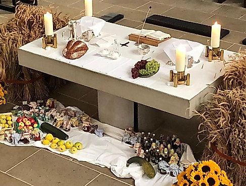 Abendmahlsgottesdienst zu Erntedank mit Pastorin Margrit Wegner und der Stadtkantorei, zeitgleich Kindergottesdienst, anschließend Eintopfessen