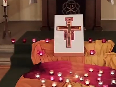 Tuch vorm Altar Kirchsaal Hagen mit Kreuzbild und Teelichtern