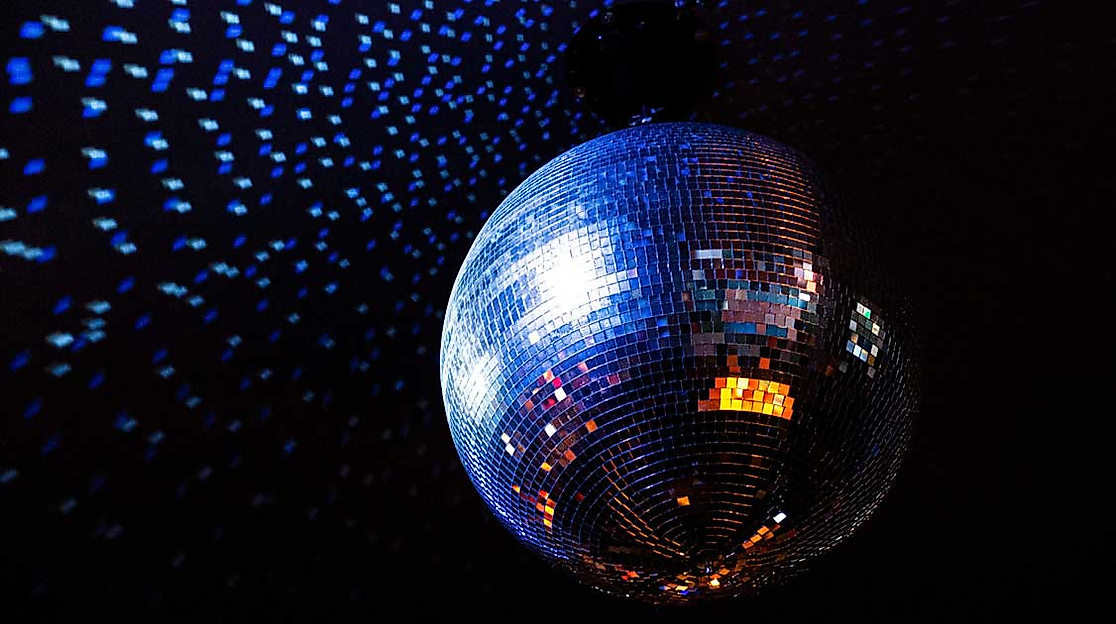 Glitzernde Diskokugel im Dunkeln – Symbol für queeres Nachtleben, Tanz und Community in Hamburg