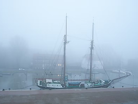 Hafen im Nebel