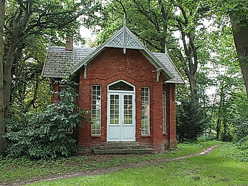 Zur Denkstätte Teehaus Trebbow mit Führung