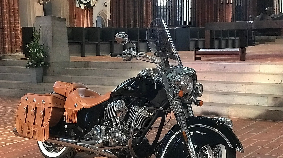 Motorradgottesdienst mit der Arbeitsgemeinschaft christlicher Motorradfahrer:innen Lübeck mit Pastor Oliver Okun