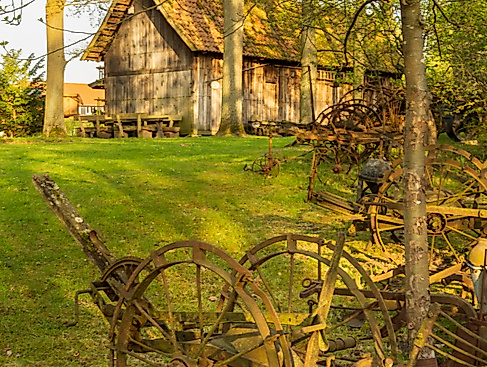 Hermannsburg-Aussengelaende-Heimatmuseum-Fruehling-ccbysa-Ploeger-250422-3717