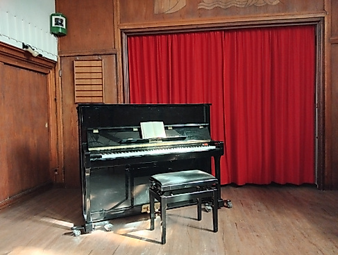Klavier im Kirchenraum der Flussschifferkirche Hamburg