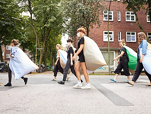 DA SIND WIR*: City Bathing