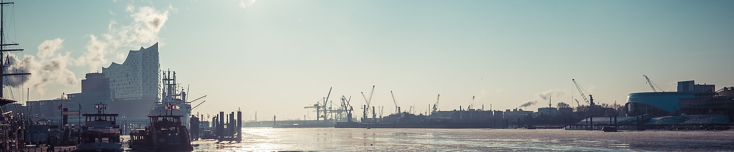 Hafen an den Landungsbrücken tagsüber