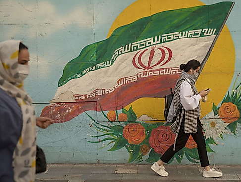 Passantin vor iranischer Flagge