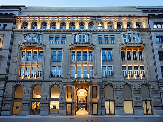 alter-wall-am-abend-mit-bkf-c-art-invest-real-estate