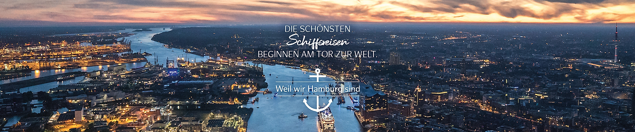 Luftaufnahme vom Hamburger Hafen bei Sonnenuntergang mit dem Slogan „Die schönsten Schiffsreisen beginnen am Tor zur Welt“. Weil wir Hamburg sind.