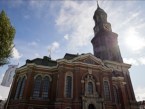 Der Michel - Wahrzeichen von Hamburg und stimmungsvoller Ort für den Gottesdienst