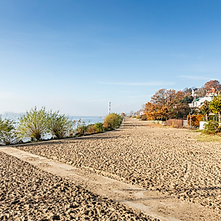 Elbstrand in Hamburg-Blankenese mit herbstlicher Uferlandschaft und Blick auf die Elbe