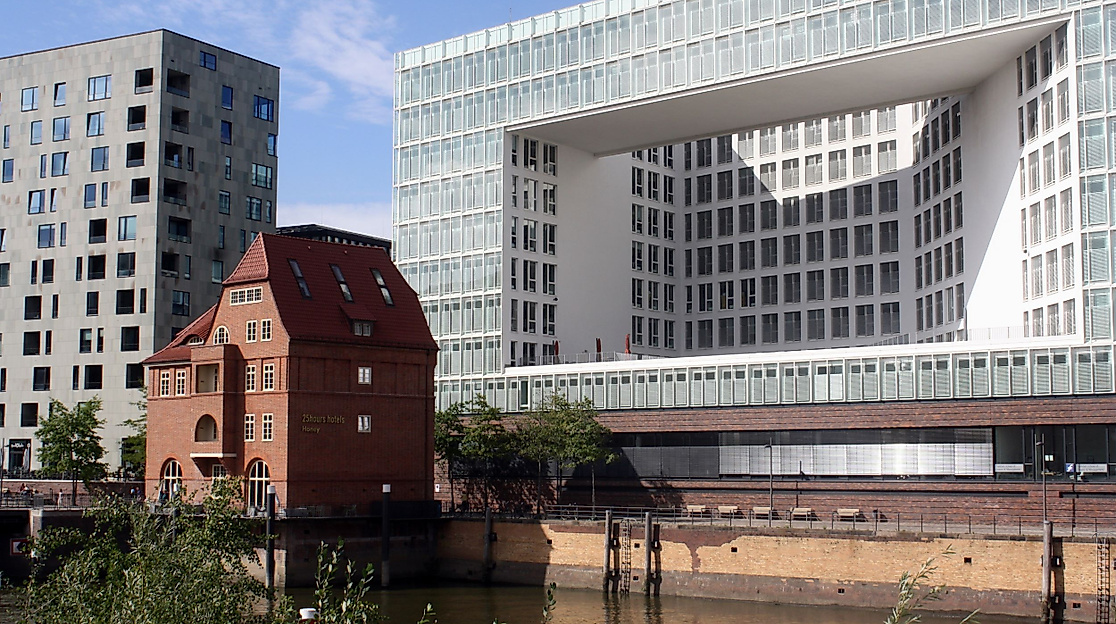 SPIEGEL-Gebäude und Ericusspitze an der Ericusbrücke in der Hamburger HafenCity bei Sonnenschein
