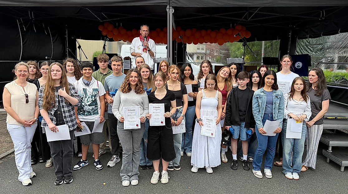 Gewinner des Kreativwettbewerbs „Kunst im Rahmen“ bei der Preisverleihung auf dem Zevener Matjesfest