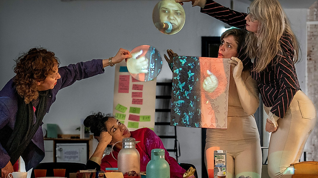 Ausschnitt aus der Performance „Wait to be Seated” von She She Pop und Sandbox Theatre.