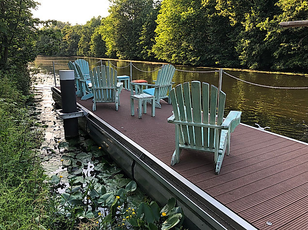 Zum Anleger mit idyllischen Steg
