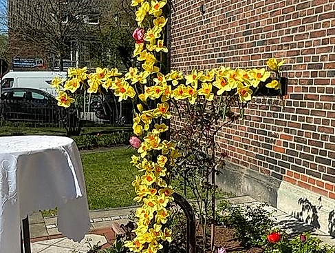 geschmücktes Osterkreuz