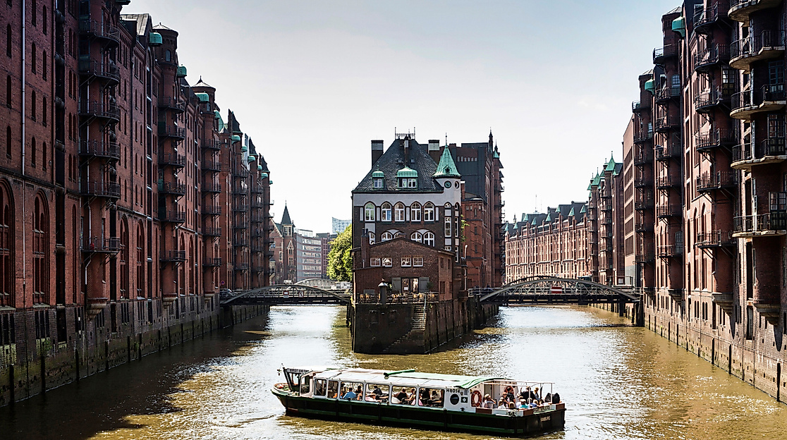 web-l-barkasse-wendet-in-der-speicherstadt-c-mediaserver-hamburg-joerg-modrow