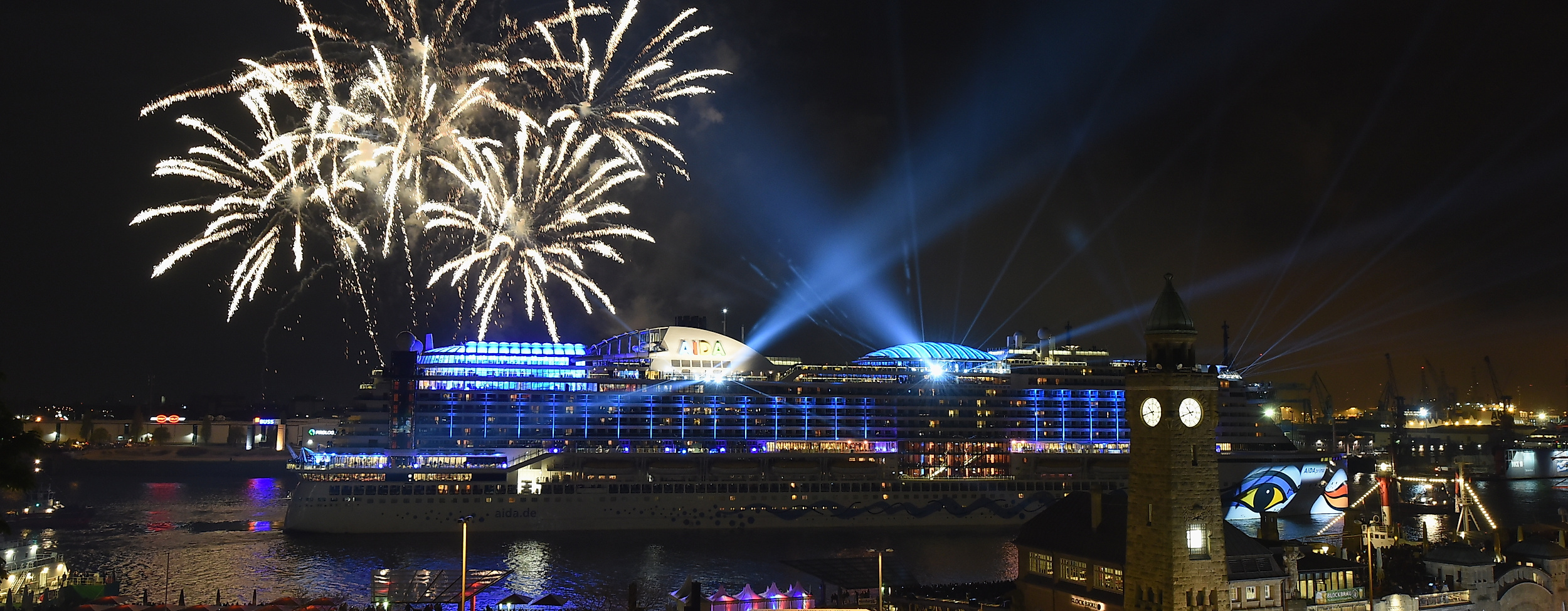 Feuerwerk über dem beleuchteten AIDA-Kreuzfahrtschiff im Hamburger Hafen beim Hafengeburtstag