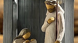 Weihnachtskrippe mit geschnitzten Holzfiguren