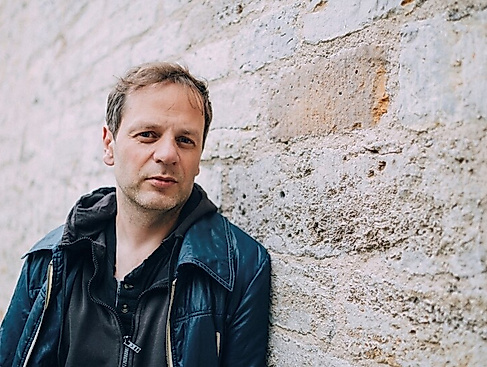 UND DER WAL SPUCKT MICH AUS – Musikalische Lesung mit Jan Simowitsch