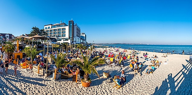 Sonniger Ostseestrand in Scharbeutz mit Strandgästen, Bars und Meerblick – beliebtes Ausflugsziel ab Hamburg