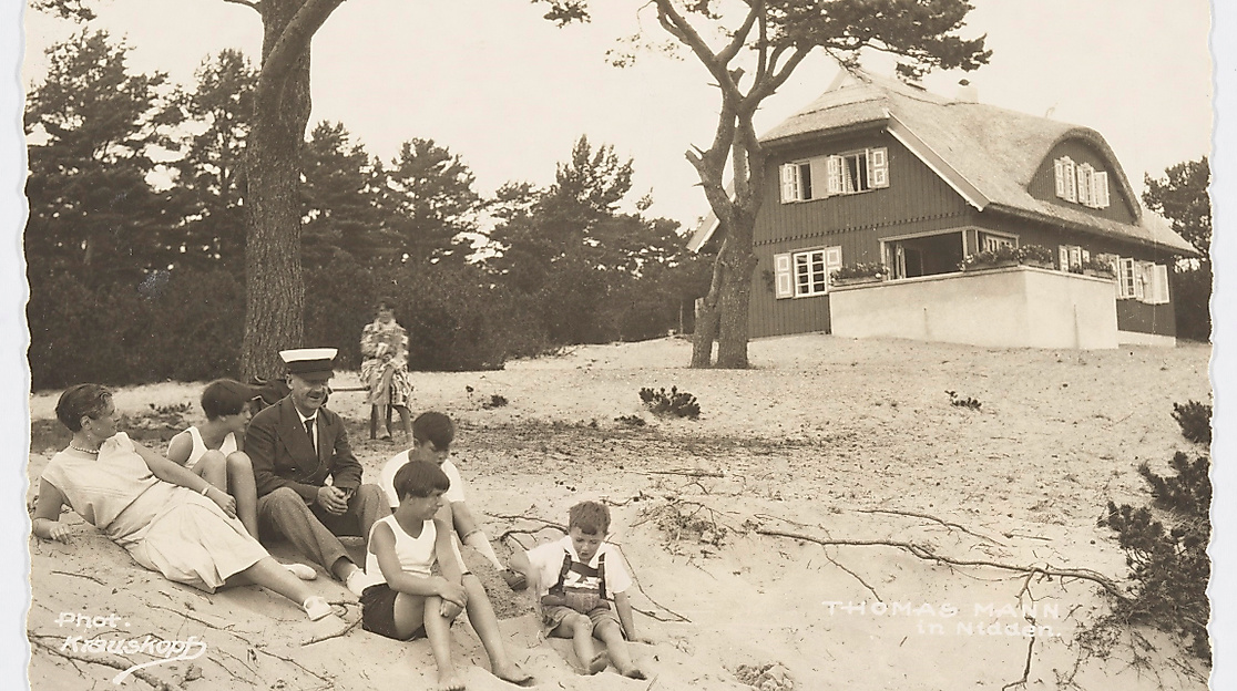 Familie Mann in Nidden beim Ferienhaus (Fotopostkarte), 1930