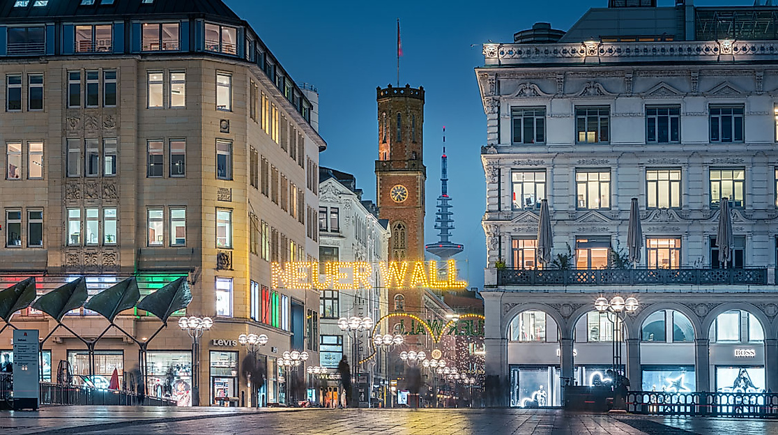 Weihnachtlich beleuchteter Neuer Wall in Hamburg mit Blick auf den Fernsehturm bei Abendstimmung