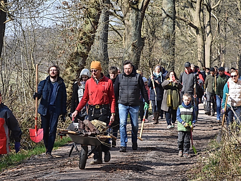 Auf dem Weg zu Pflanzort im Klövensteen